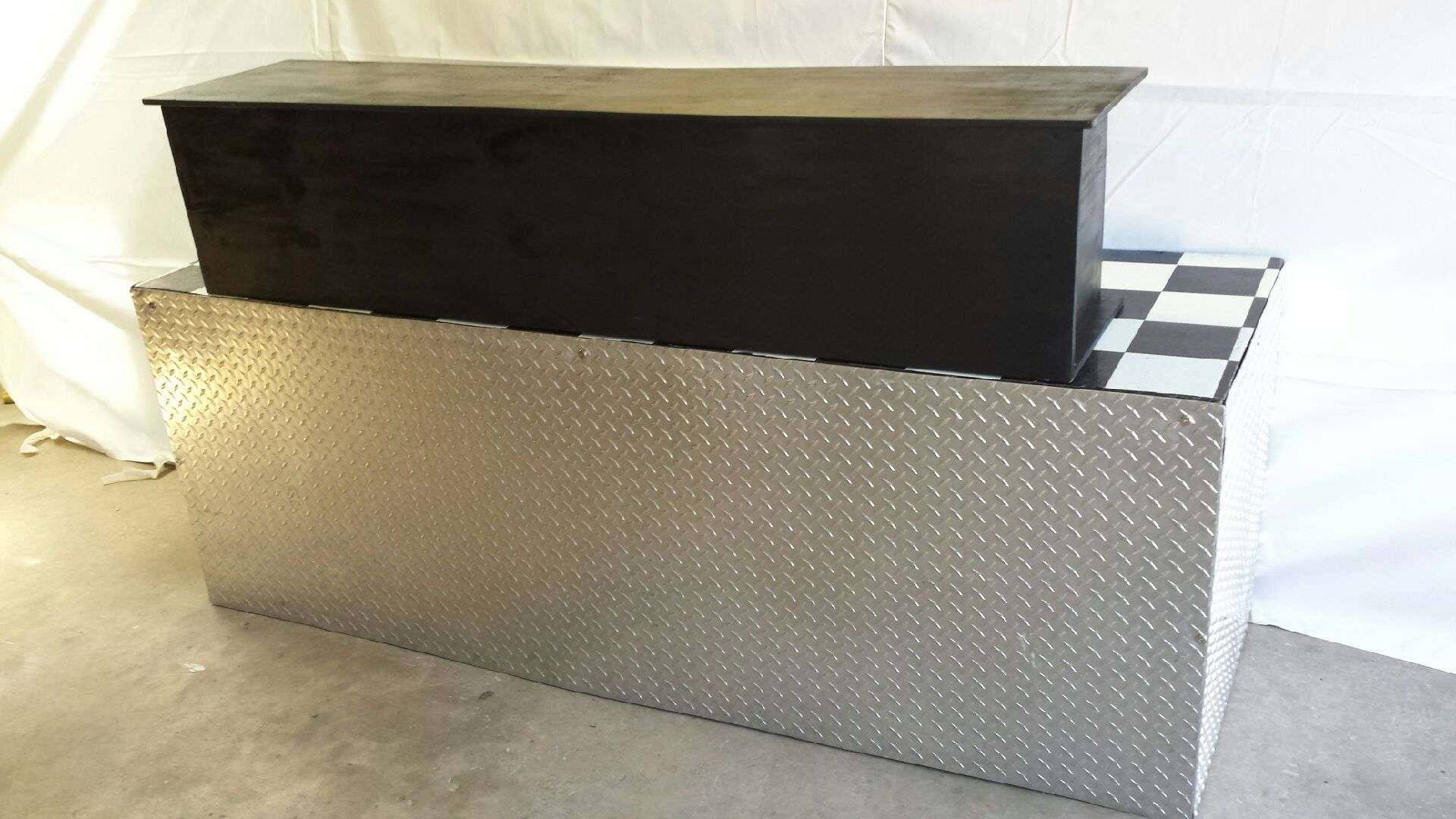 BLACK & WHITE BAR